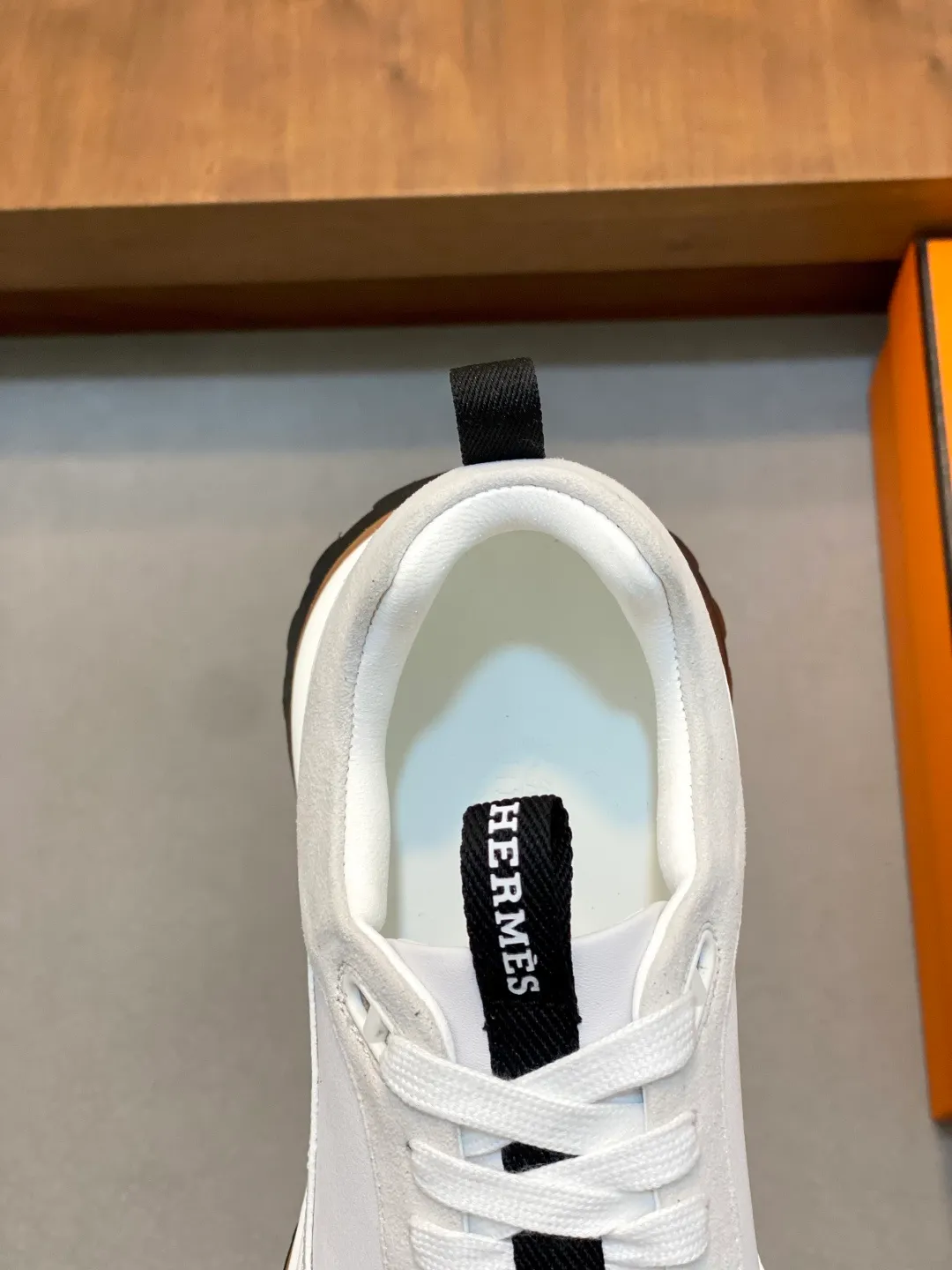 Men's men's shoes 💰700 HERMES/Hermès Leader sneakers! Tech twill, calfskin and suede goatskin sneakers featuring paneled multicolor twill, calfskin and suede. Lightweight geometric sole for a stylish urban look. Product details: White and orange rubber sole Black rubber sole with orange rubber insert Light natural leather insert White rubber toe cap Beige lambskin insole and lining Cotton strap, rubber lettering Sole height: 4cm Size: 39-40-41-42-43-44 (customized at 38.45)